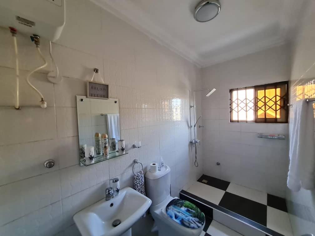 Nesta Barron -Home Away From Home North Legon 外观 照片