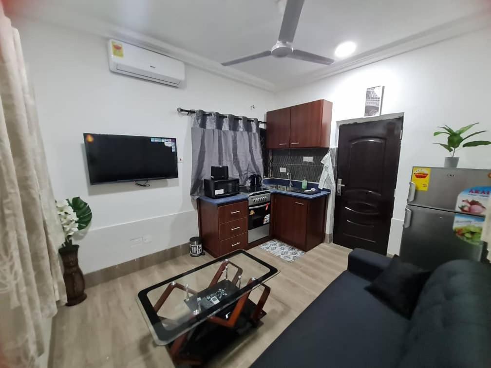 Nesta Barron -Home Away From Home North Legon 外观 照片