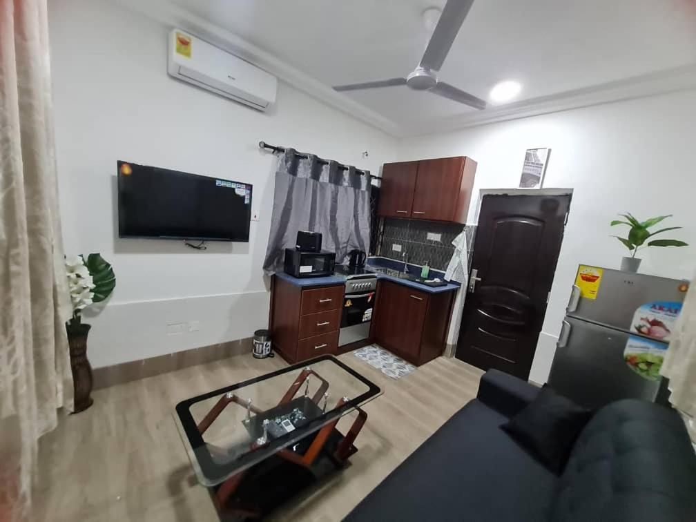 Nesta Barron -Home Away From Home North Legon 外观 照片