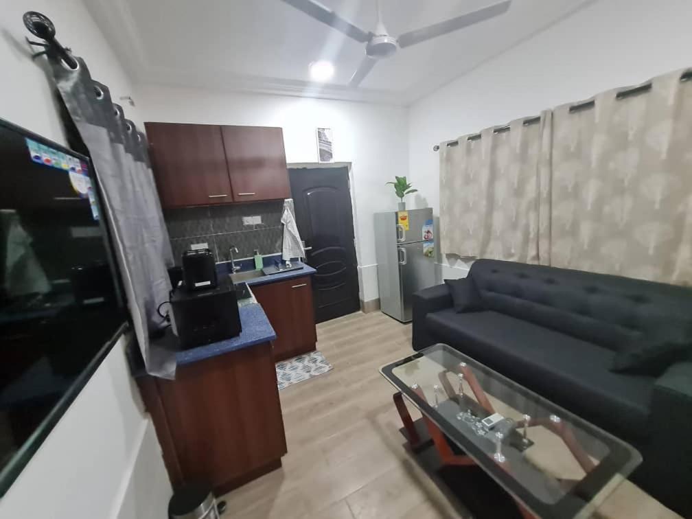 Nesta Barron -Home Away From Home North Legon 外观 照片
