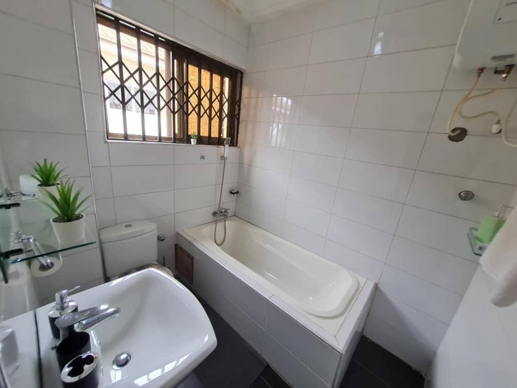 Nesta Barron -Home Away From Home North Legon 外观 照片