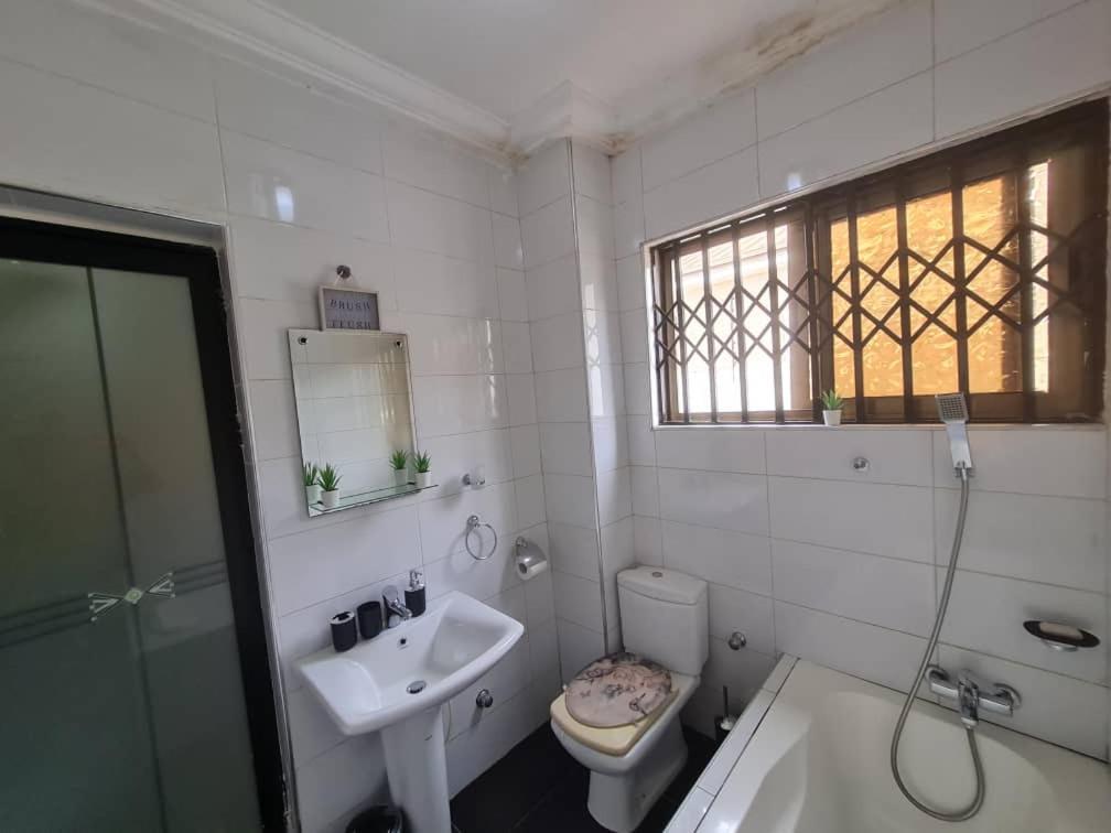 Nesta Barron -Home Away From Home North Legon 客房 照片