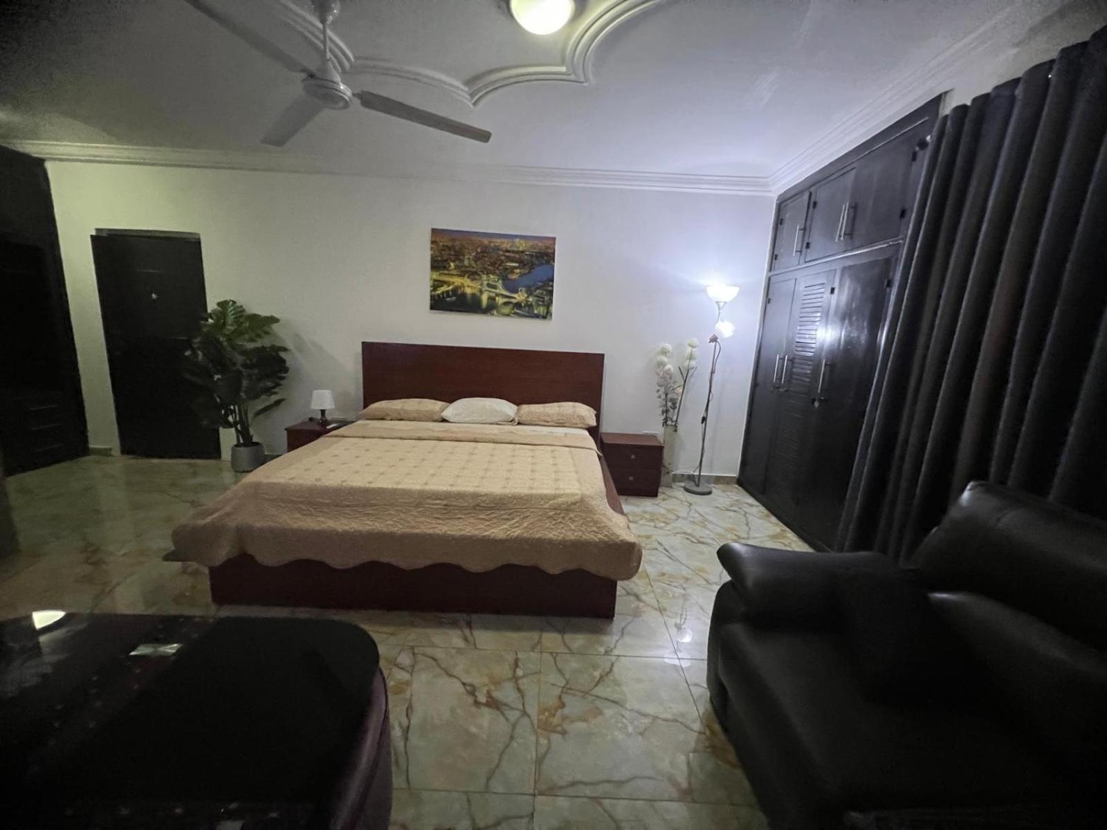 Nesta Barron -Home Away From Home North Legon 外观 照片