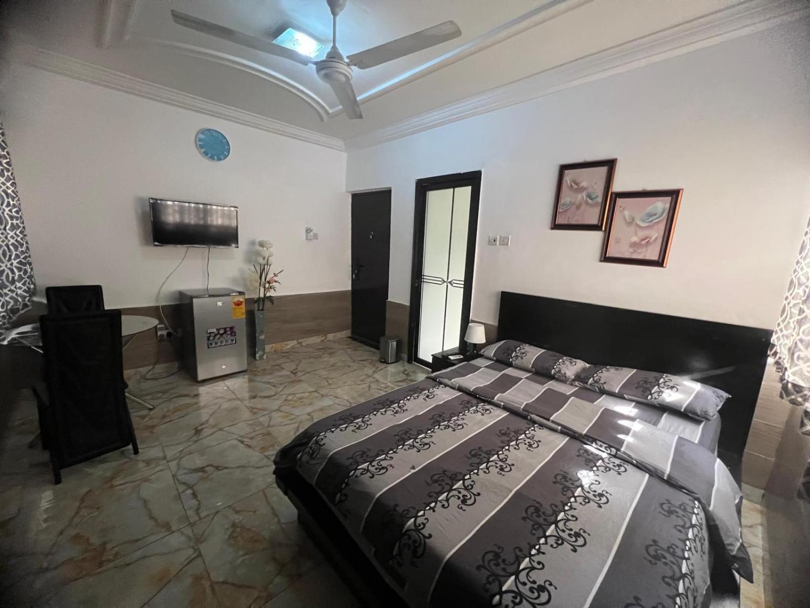 Nesta Barron -Home Away From Home North Legon 外观 照片