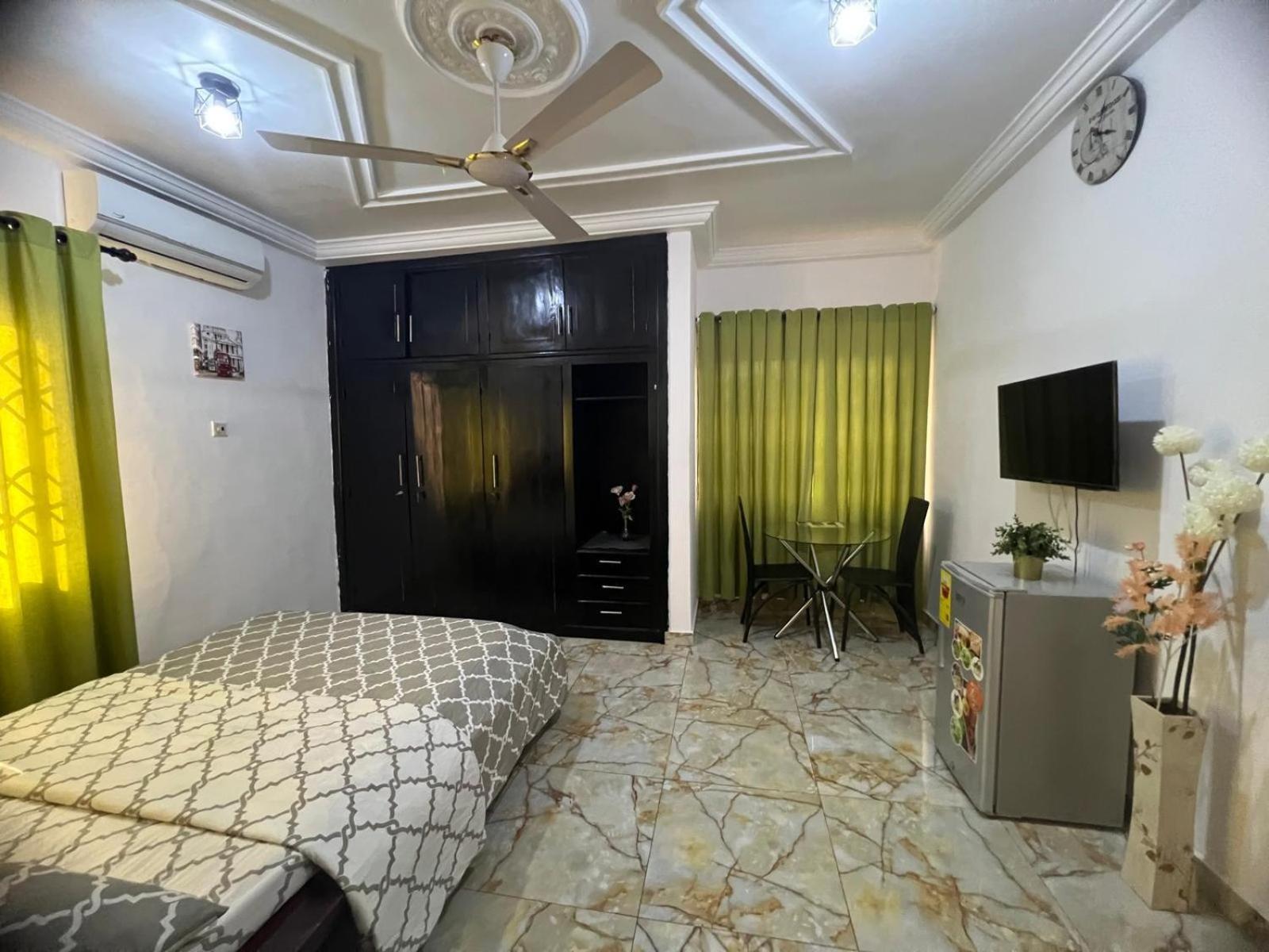 Nesta Barron -Home Away From Home North Legon 外观 照片