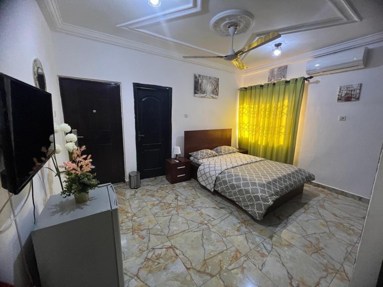 Nesta Barron -Home Away From Home North Legon 外观 照片