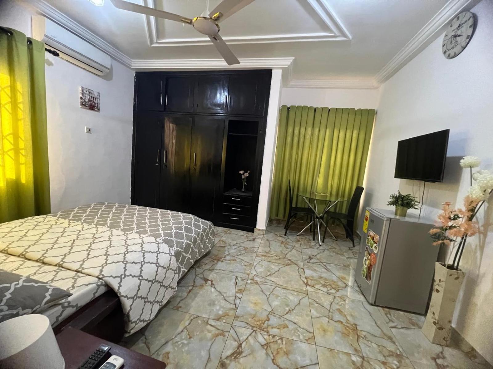 Nesta Barron -Home Away From Home North Legon 外观 照片