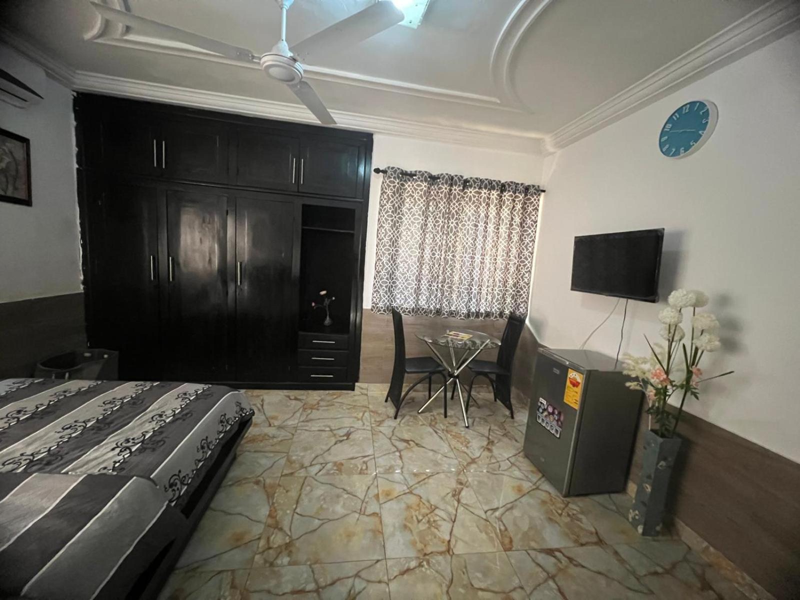 Nesta Barron -Home Away From Home North Legon 外观 照片