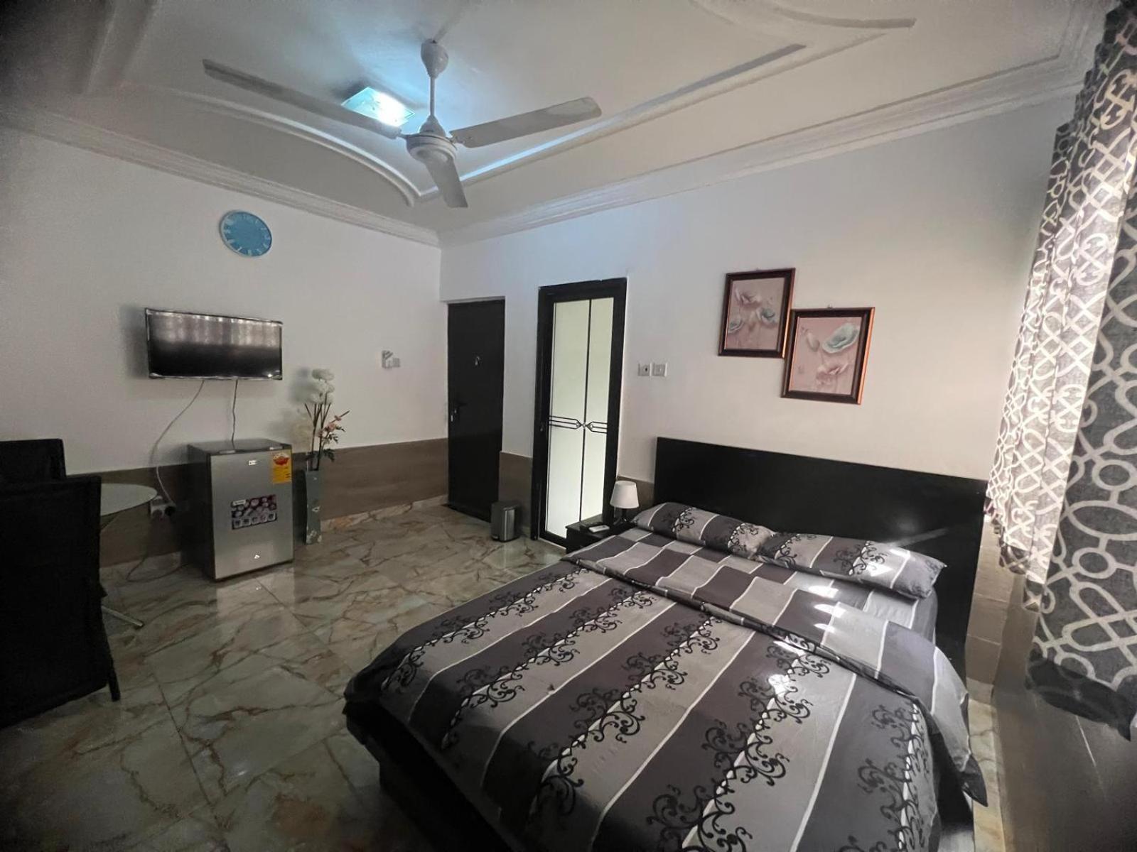 Nesta Barron -Home Away From Home North Legon 外观 照片