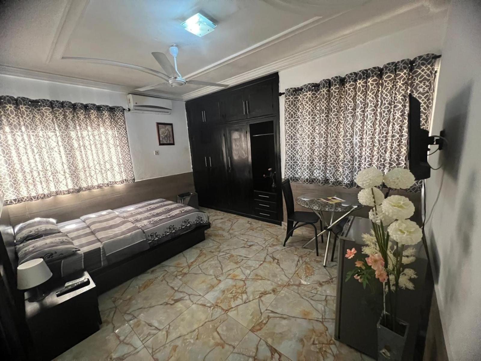Nesta Barron -Home Away From Home North Legon 外观 照片